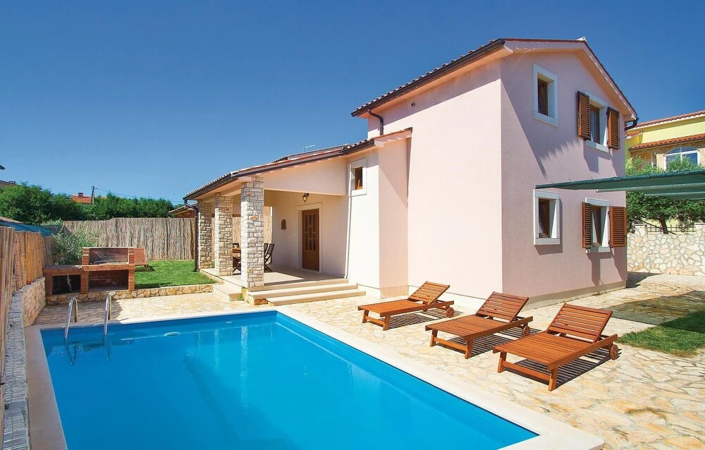 Nice Home In Liznjan With Wifi