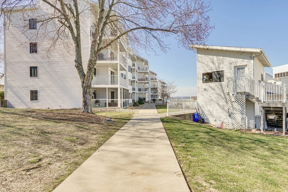 3 Mi to Boat Ramp: Osage Beach Condo w/ Grill!