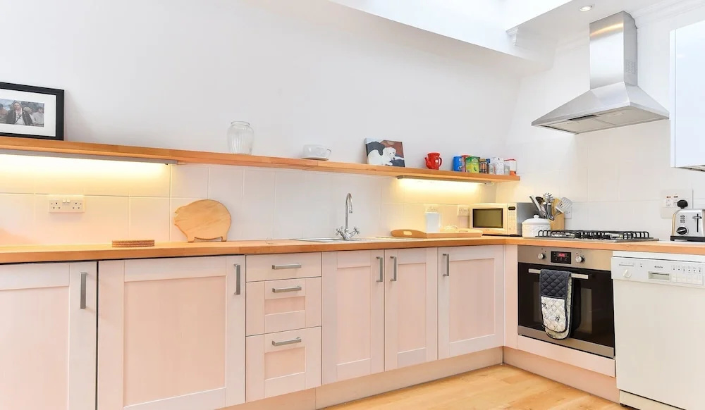 Charming Flat Near Earl's Court Station / 4 Guests