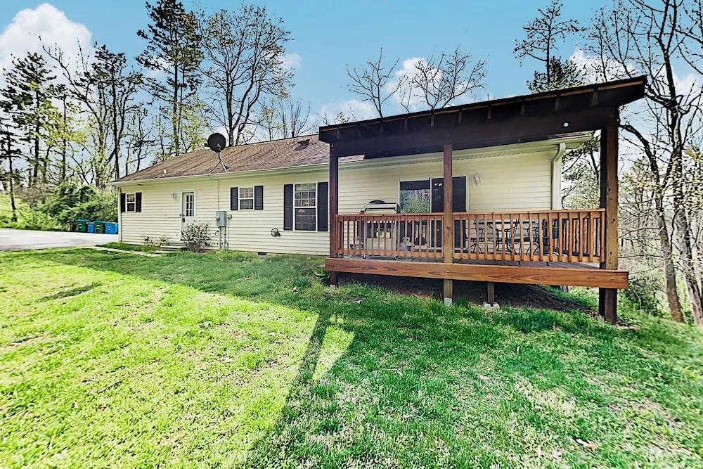 Secluded Escape Near Downtown & Biltmore Fun 3 Bedroom Home