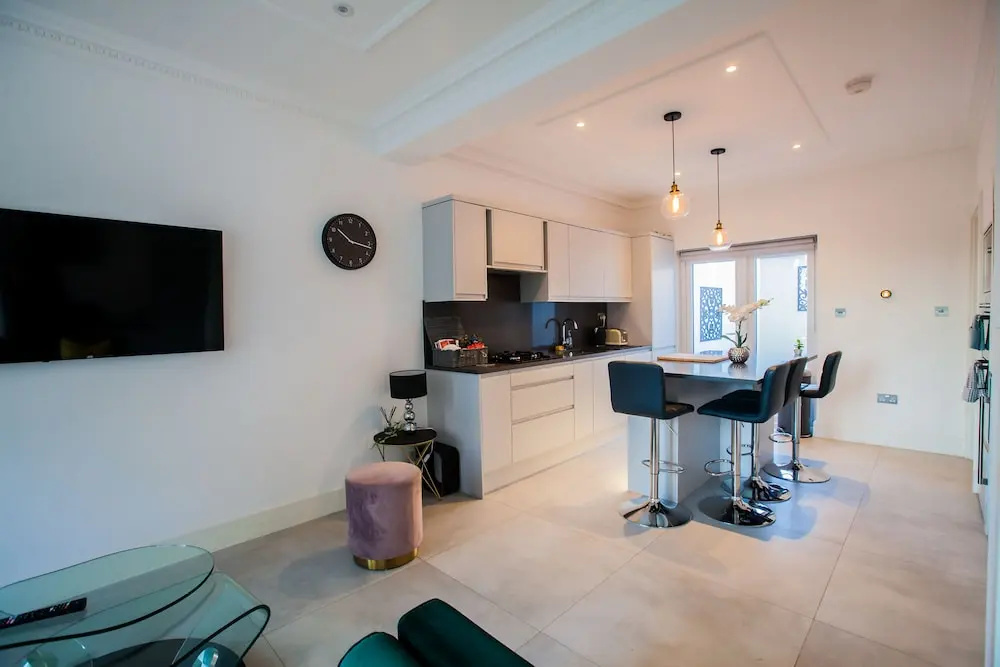 Surbiton Luxury Garden House 19A
