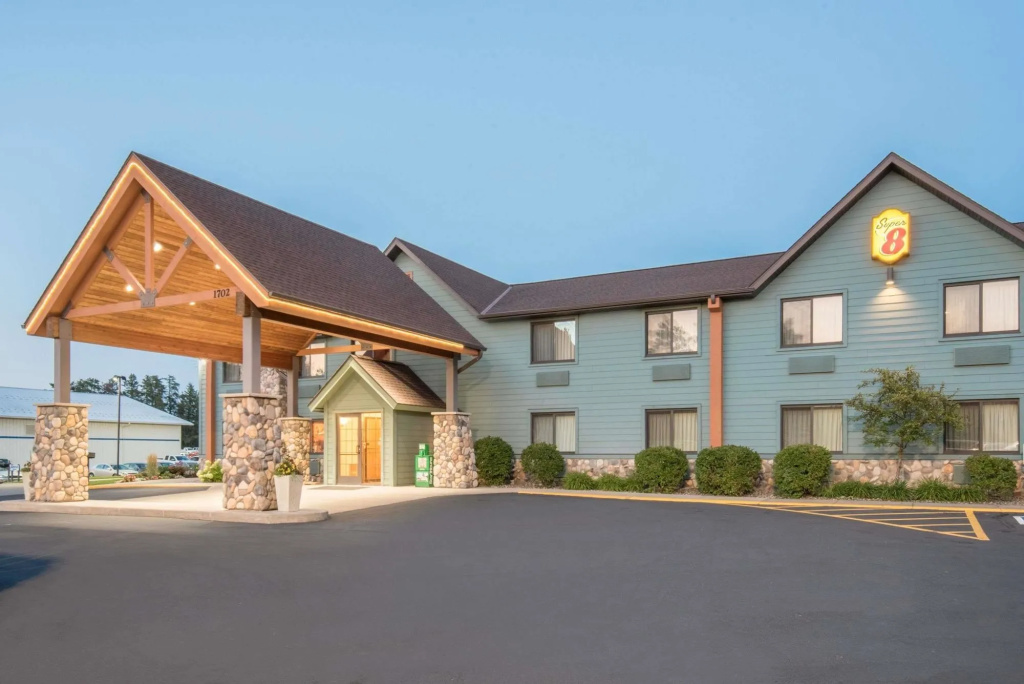 Super 8 by Wyndham Grand Rapids