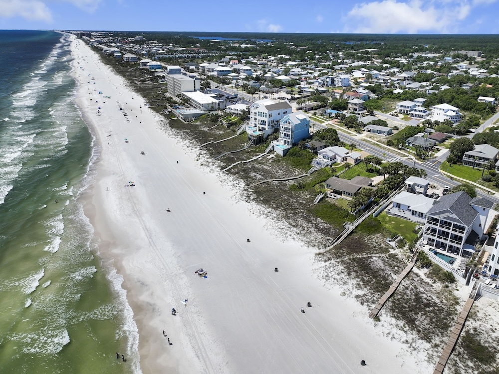 5 Bed, 5 Bath Beach Home/Only a 3 Minute Walk To The Beach! SLEEPS 12