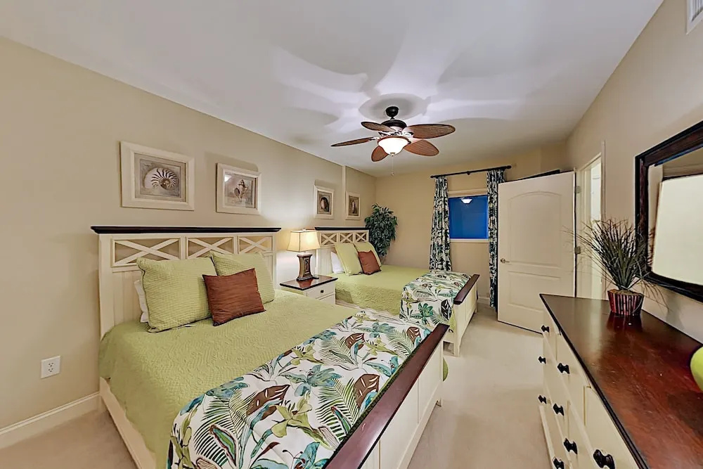 Immaculate Beachfront W/ Resort-style Pools 2 Bedroom Condo