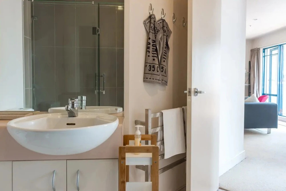 Cosy 2 Bedroom CBD Apartment With Balcony
