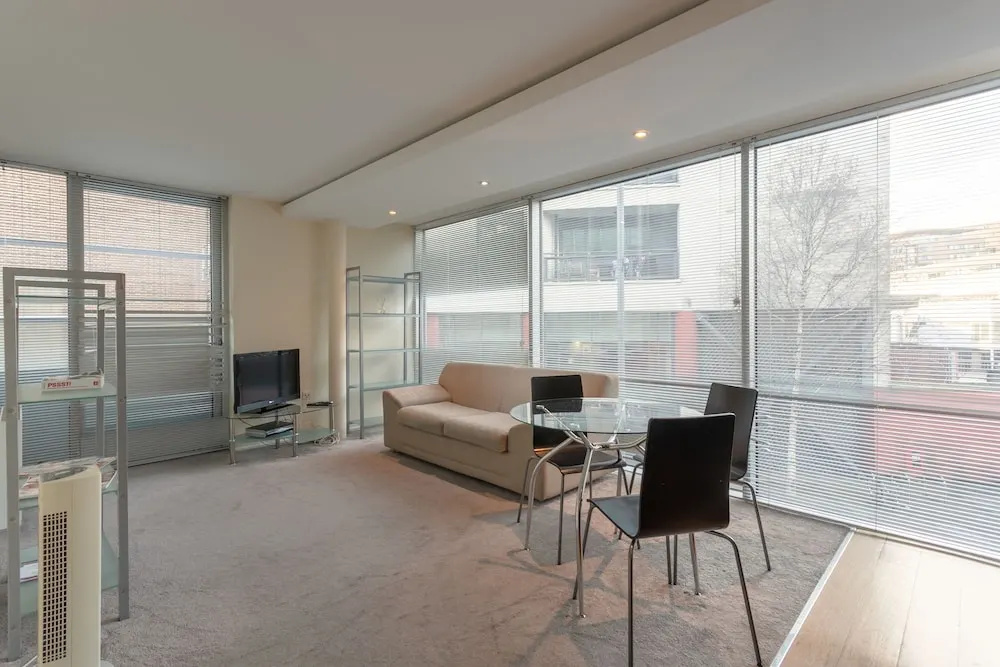 Stratford 2 Bedroom Apartment Sleeps 3