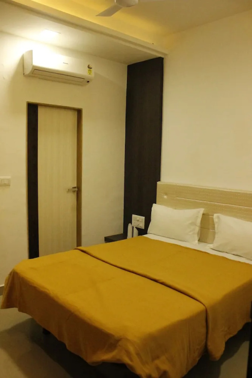 Hotel Shiv lake