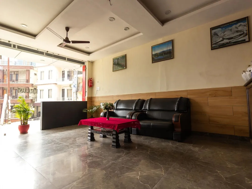 Oyo 23392 Hotel Om Palace