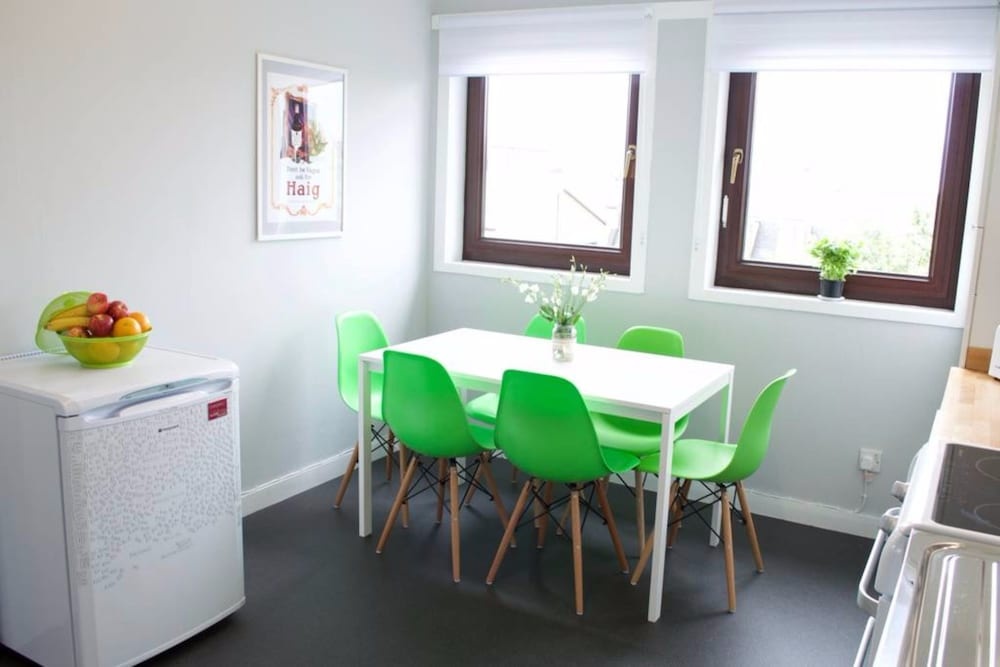 3 Bedroom Flat With Free Parking Sleeps 6