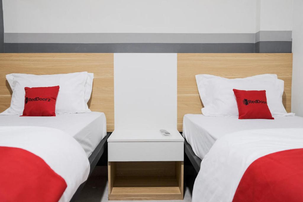 RedDoorz Plus near Taman Anggrek Mall