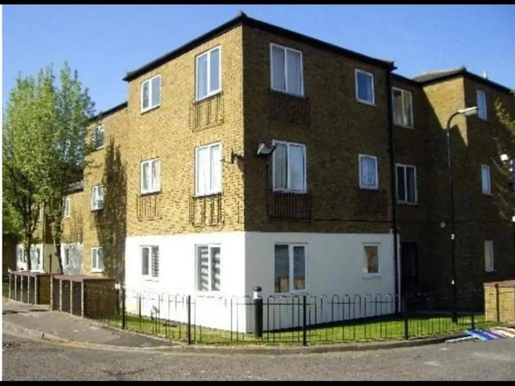 Small Modern Comfortable 2 Bedroom Apartment - Cmyr
