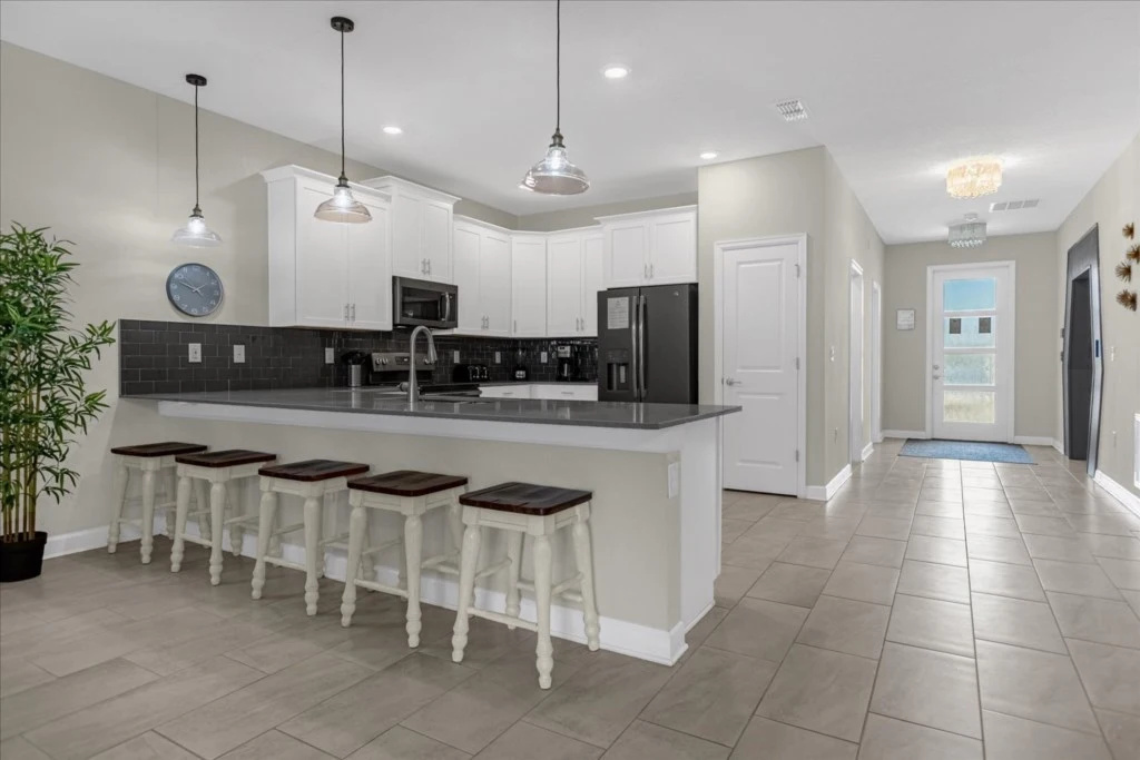9 BD 5 BA Storey Lake 2877 SC