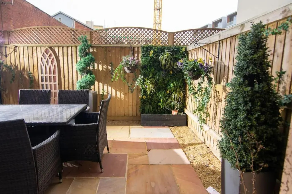 Deluxe Apartment near Cabot Circus w Parking sleeps 5