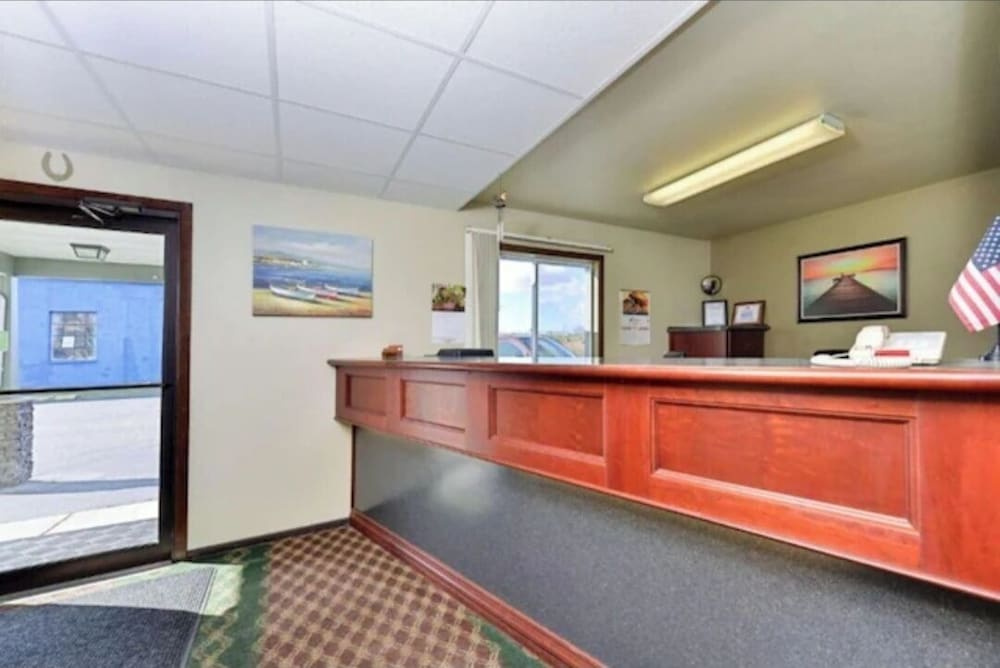 EconoLux Inn