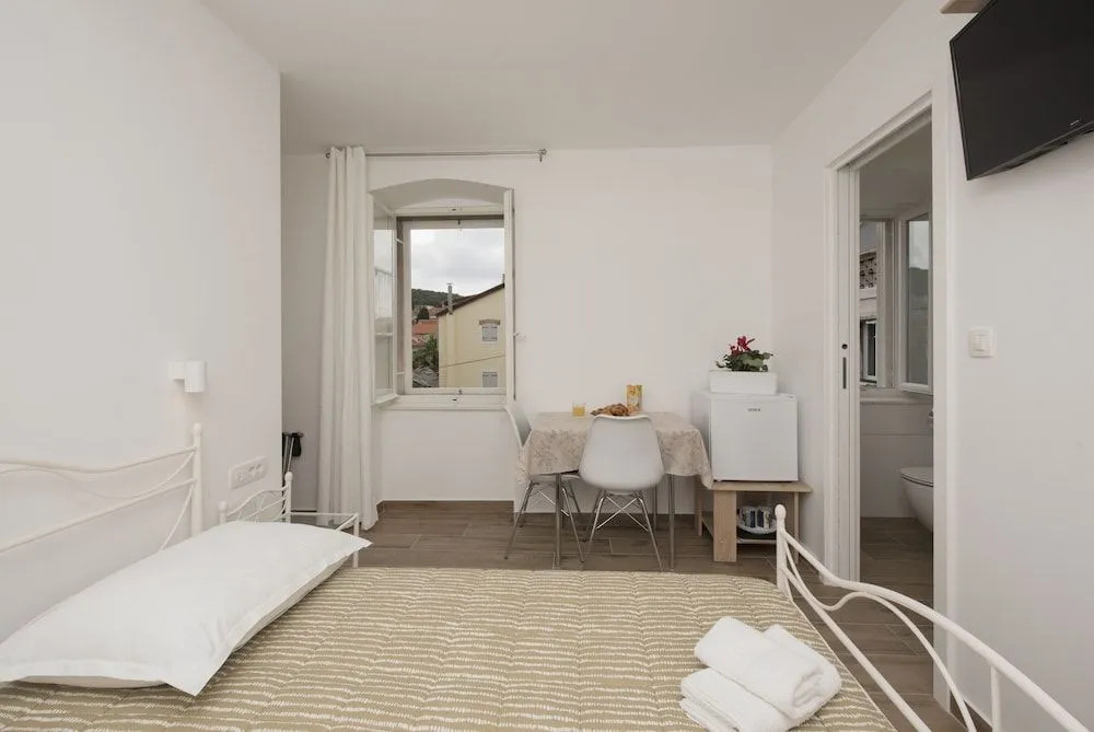 InMotion Luxury Rooms