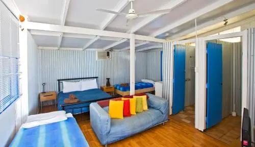 Sunset Villa – Pet-Friendly Waterfront Studio for 4 with Bay & Ocean Views in 1770