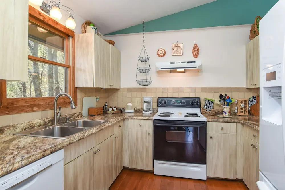 Mountain Hideaway At 4,000 - Hot Tub & Deck! 3 Bedroom Home