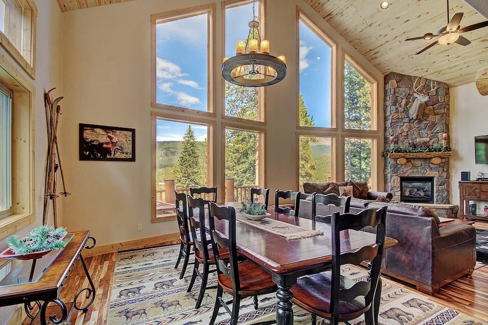 Grand Moose Lodge 3 Bedroom Home by RedAwning