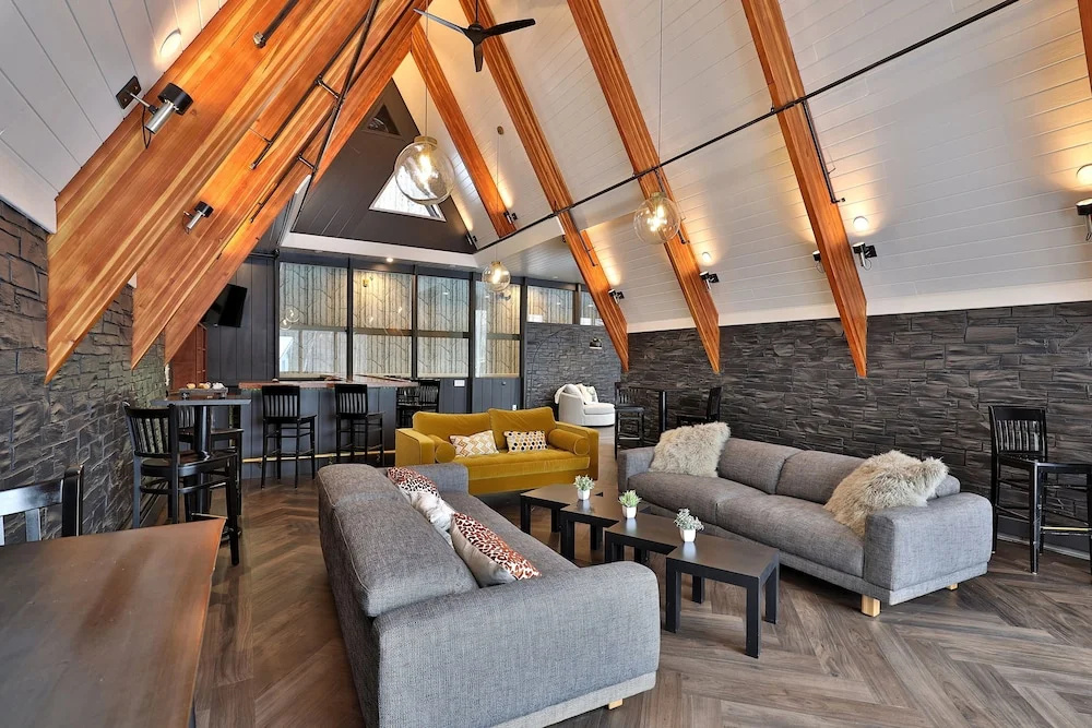 Rent An Inn! Takeover the Birch Ridge with your group, Mountain Lodge- 11 Rooms, Bar, Fireplace, 28ppl home