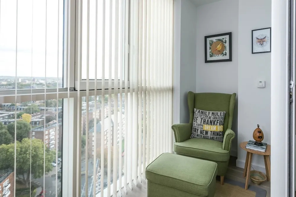Bright 1 Bedroom Flat with Amazing Rooftop!