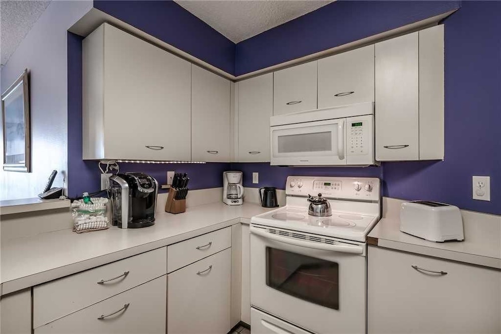Vista Verde East - Two Bedroom Condo - 1-103