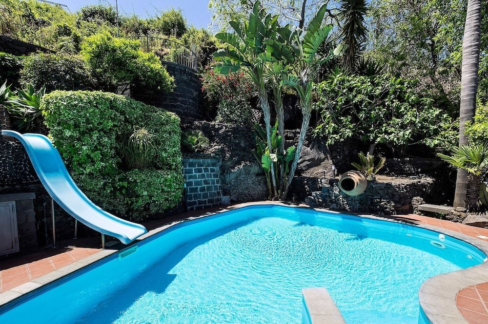 Villa La Timpa - antica e maestosa villa con jacuzzi privata con una meravigliosa vista sull'Etna e sul mare