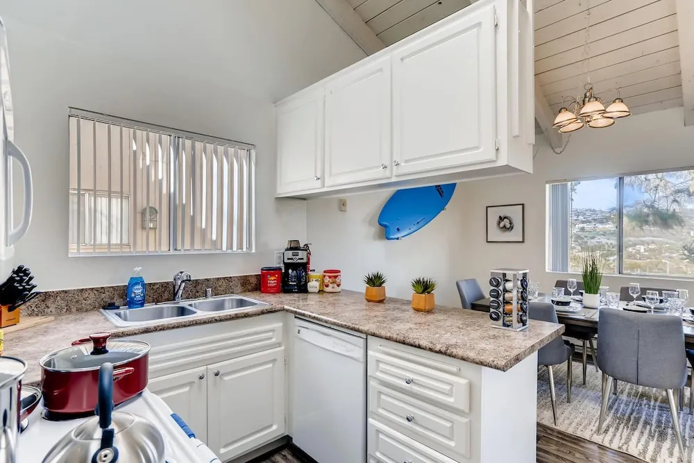Escape At The Beach - Near Ritz Carlton - Private Entrance - 2BR - Fast WIFI - Free Parking! (MB2)