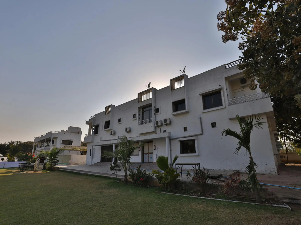 OYO 11750 Hotel Starz