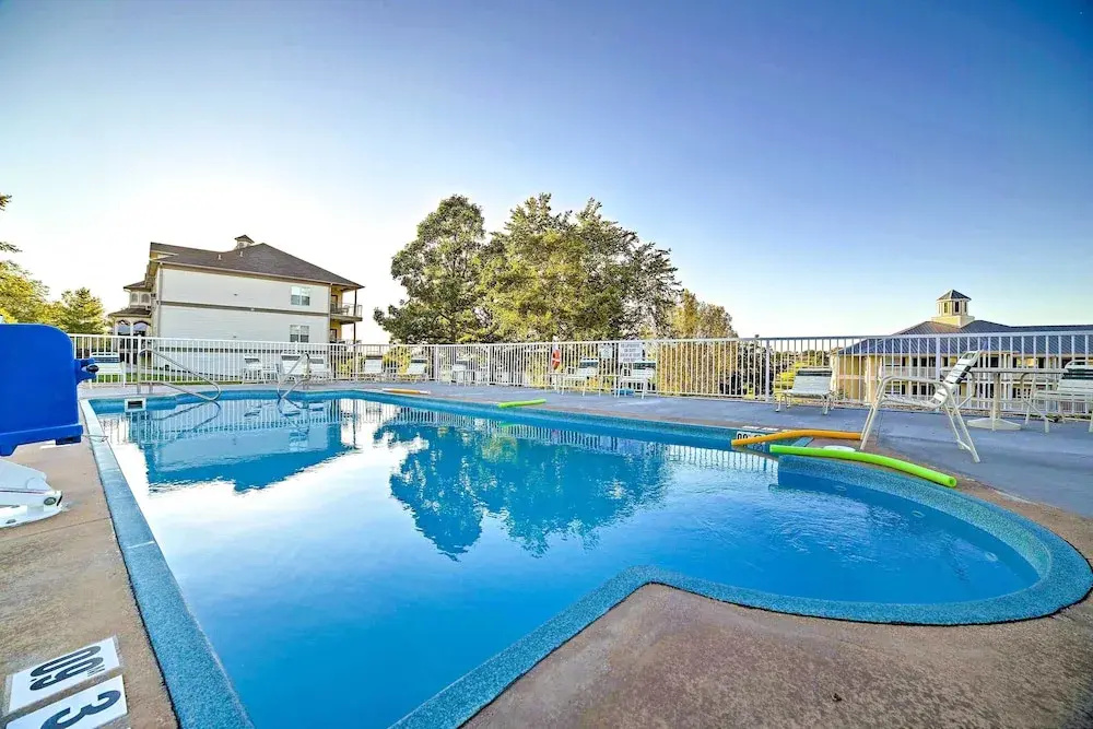 6 Mi to Branson Strip! Dog-friendly Golf Condo