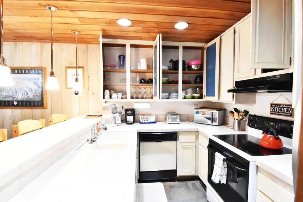 COZY Condo at Canyon Lodge! Sleeps 8, a walk to Canyon Lodge