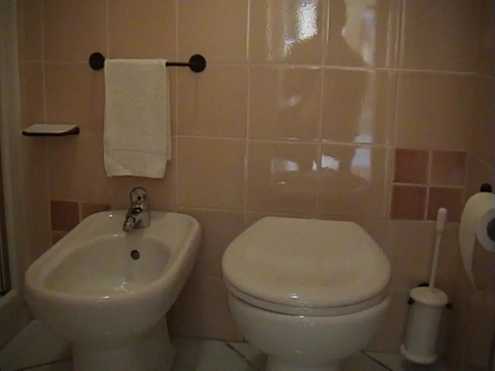 Walk to Beach in 6 mins from Cottage Apartment with Lovely Sea Views and Terrace