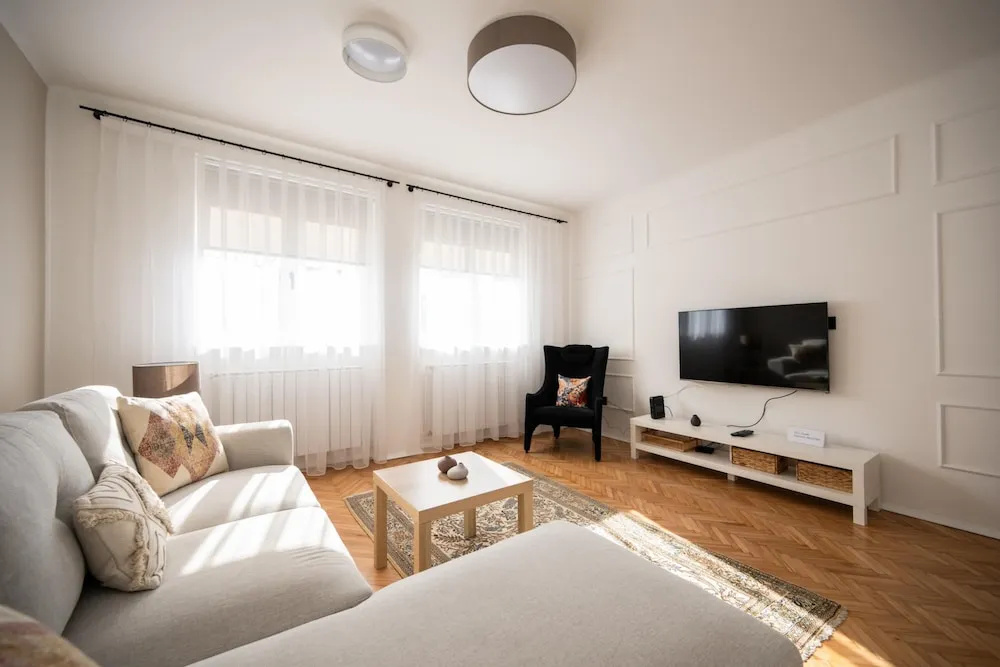 Sunny 1bdr Apartment Near City Center