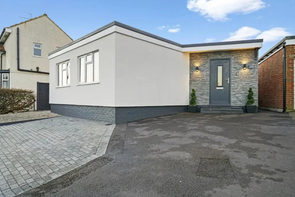 Modern Bungalow in Maidstone sleeps 5 with free parking