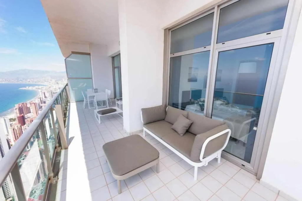 Luxury apartment on the 41st floor with stunning sea views