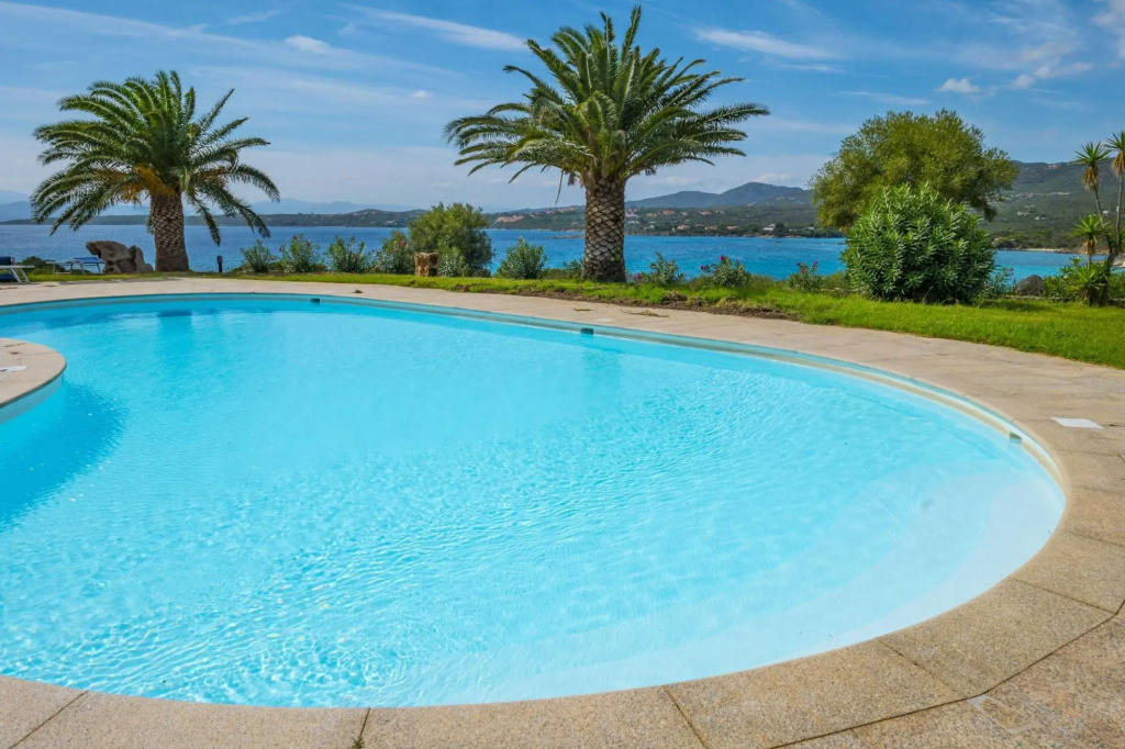 The apartment has 2 bedrooms, living room with kitchen, bathroom with shower and a large covered ter-Pedra Rosa F2