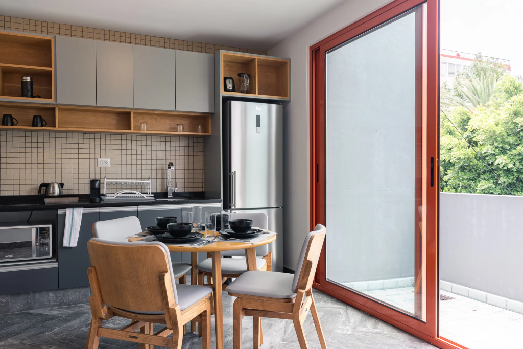 Casai 1BR Top Floor in an Art Deco Building!