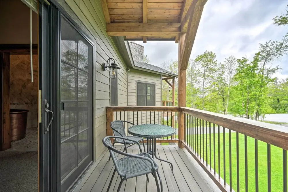 Elegant Mtn Chalet w/ Deck: 1 Mi to Mt Snow!