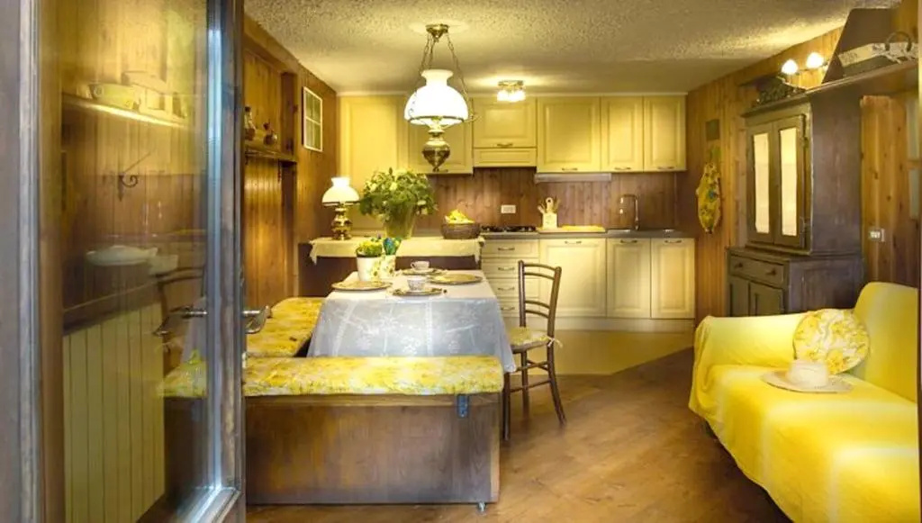 2 bedrooms chalet with enclosed garden and wifi at Gratillon
