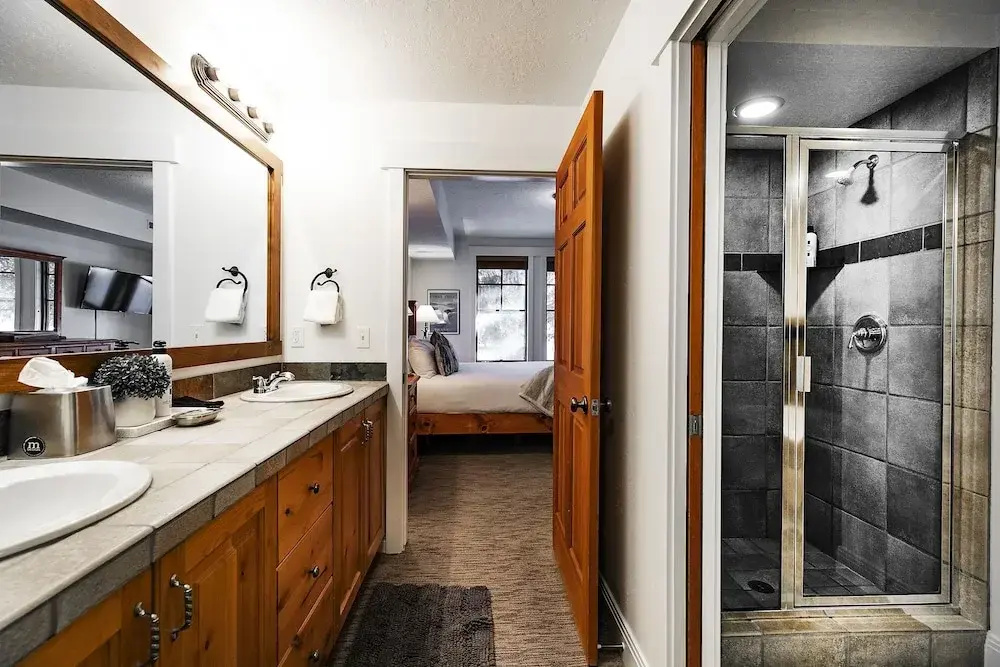 Town Pointe A104 3 Bedroom Condo by Redawning