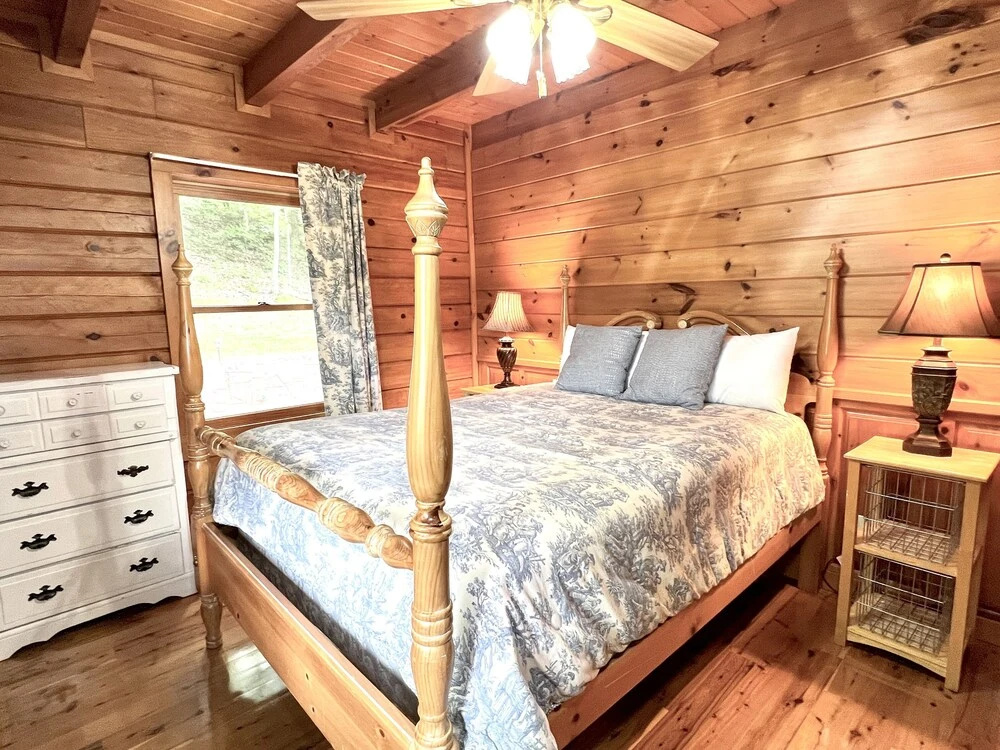 Burning Tree 3 Bedroom Cabin by RedAwning