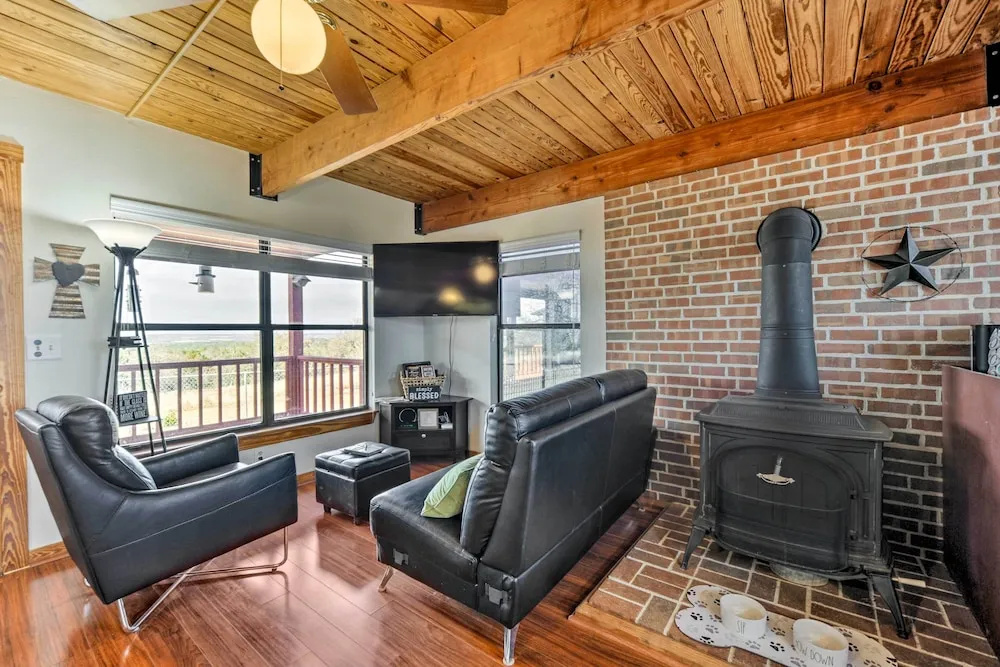 Pet-Friendly Fredericksburg Cabin with Hot Tub