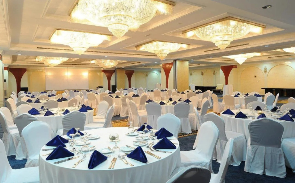 Sunday Hotel Holiday international Dubai