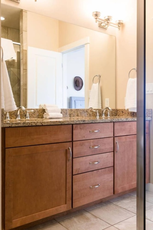 Spacious 3br/3ba Minutes From DT by Domio
