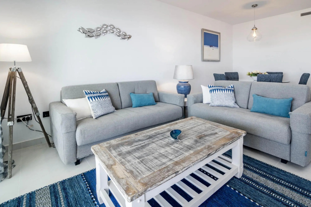 LAE23i- Apotel Estepona Hills by roomservices