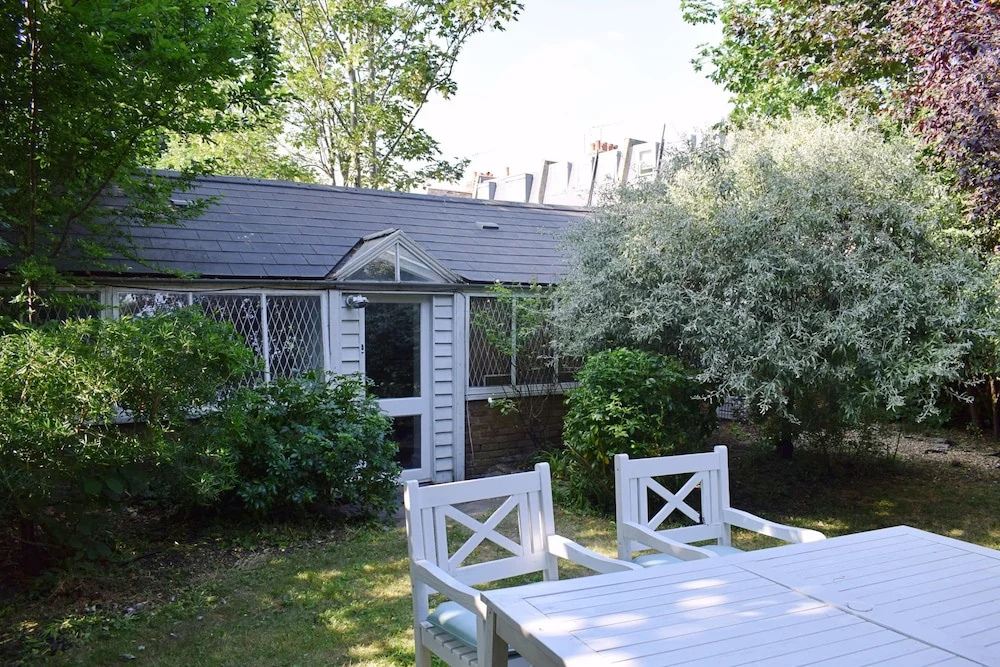 1 Bedroom Apartment With Garden in South West London