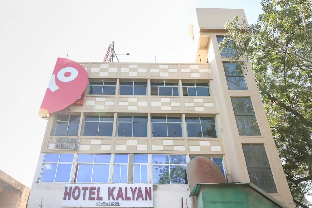 OYO 11427 Hotel Kalyan