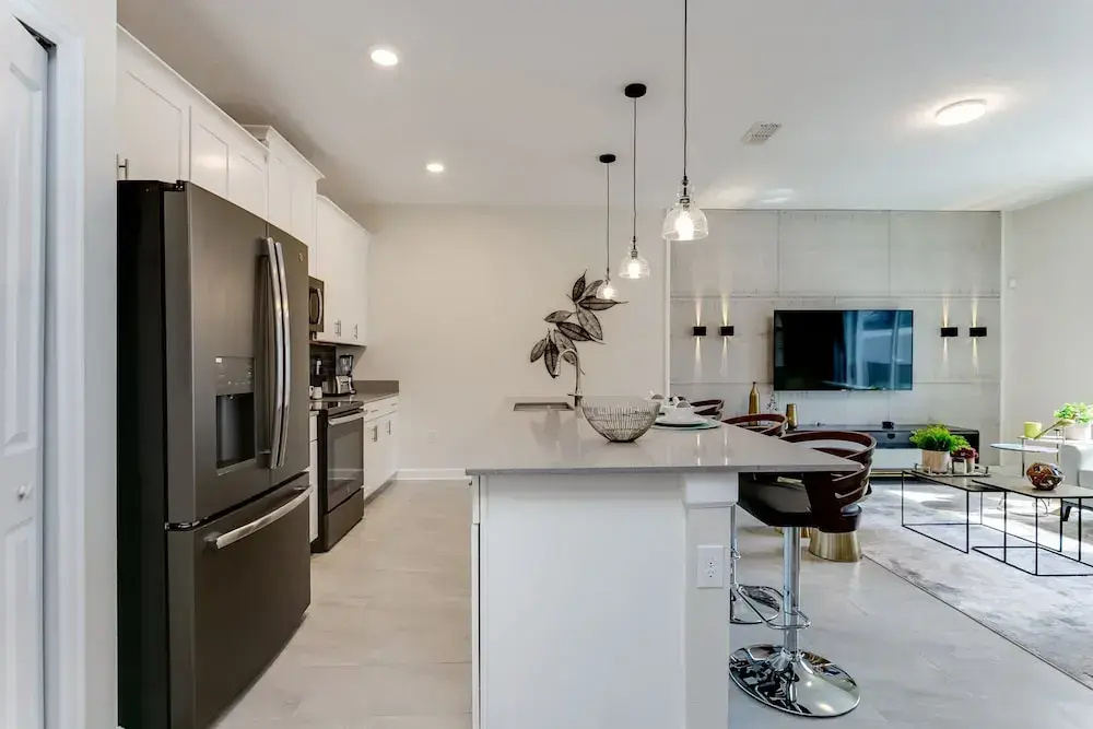 4bed 3Ba Storey Lake Home w. Pool