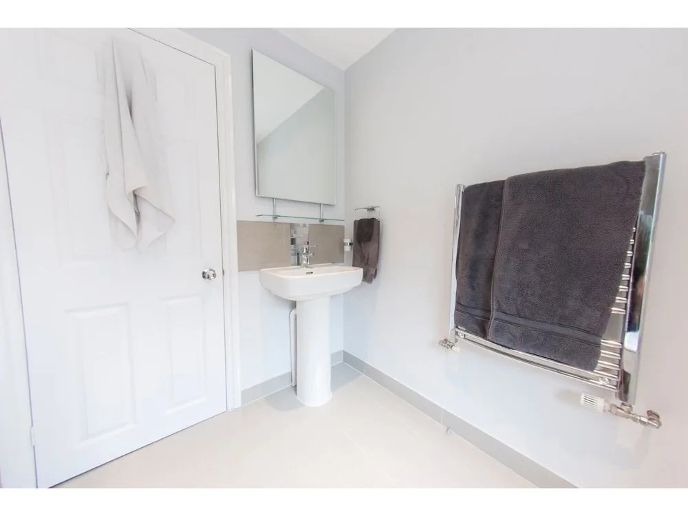 Bright & Spacious Garden Flat for 4 in London