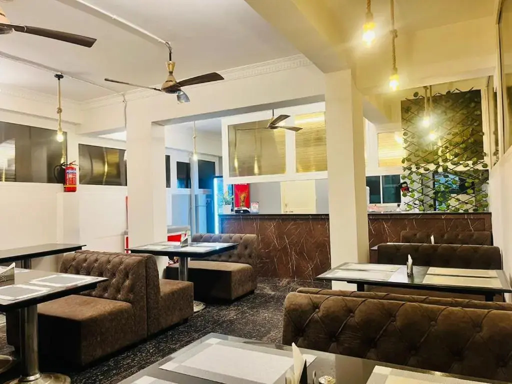 Capital O 70193 Hotel Royal Grand Inn