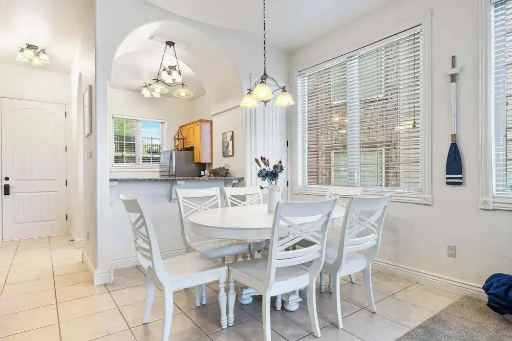 Cliffside Lake Retreat - 2 Bdr, Walk to Table Rock